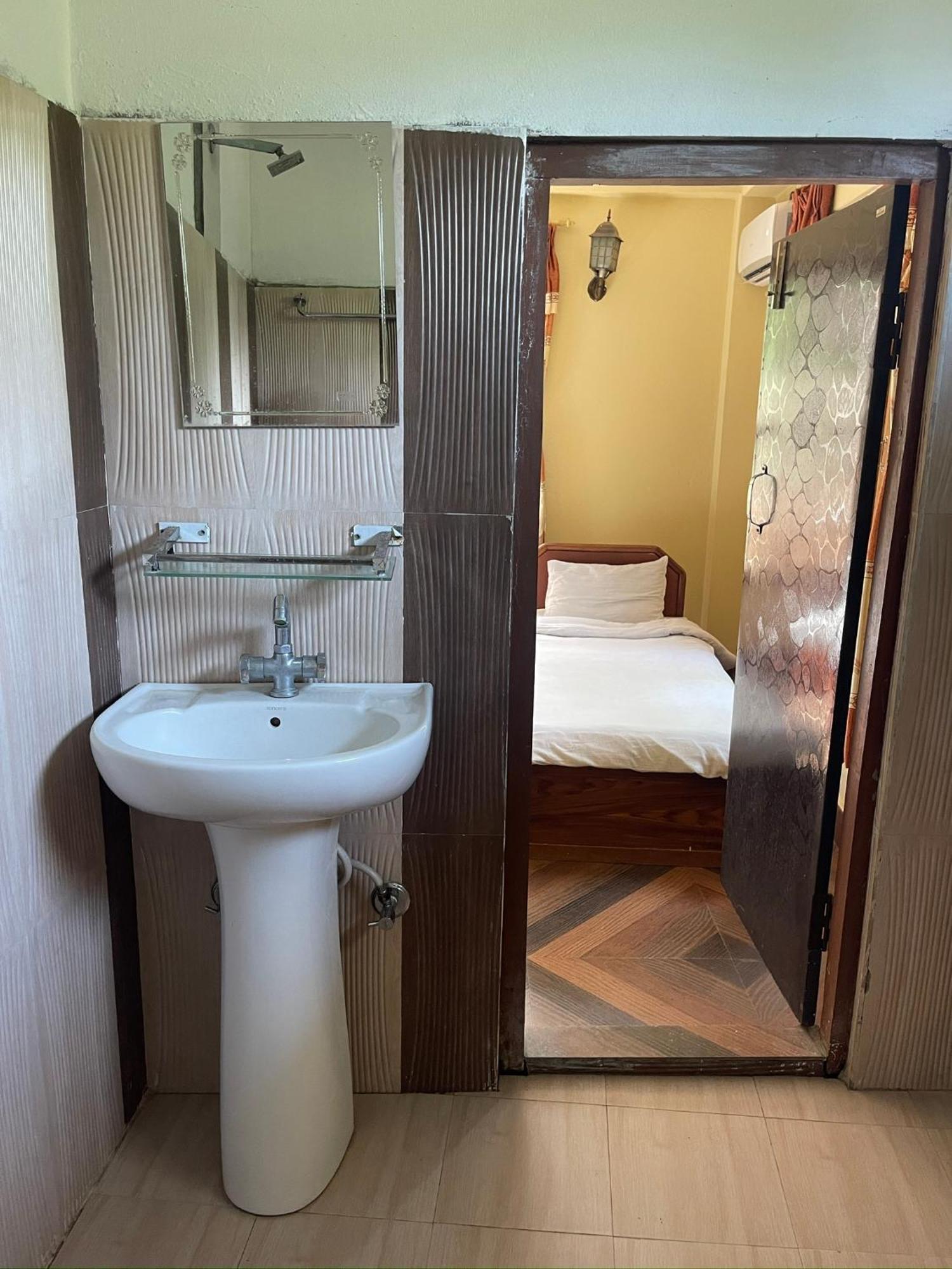 Tara Guesthouse - Sauraha,Chitwan エクステリア 写真